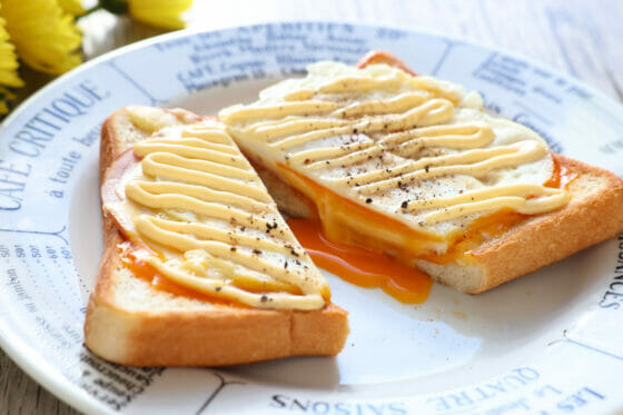 極上のトロたま！目玉焼きトーストのフライパンレシピ。ハムエッグ＆チーズ