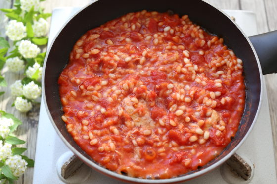 もち麦とトマト缶を鍋で煮る