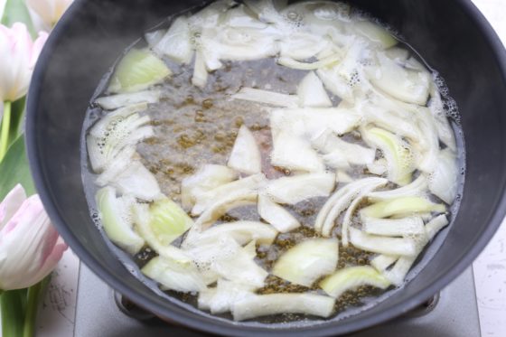 玉ねぎとかつおだしを火にかける