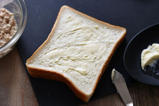 食パンにバターを塗る