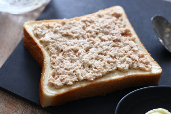 バターを塗った食パンの上にツナマヨを広げてトースターで焼く