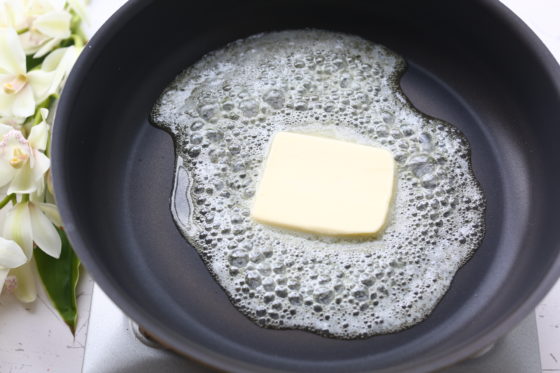 バターをフライパンで溶かす
