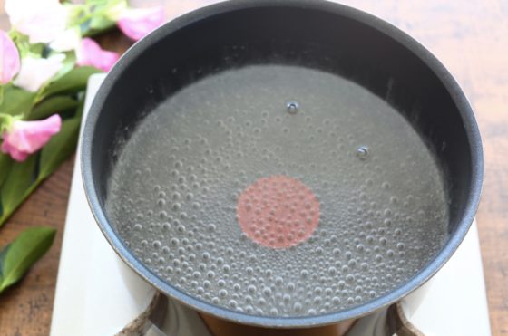 ゆで卵を茹でるための湯を沸かす