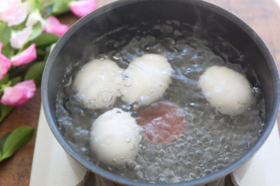 ゆで卵を鍋で作る