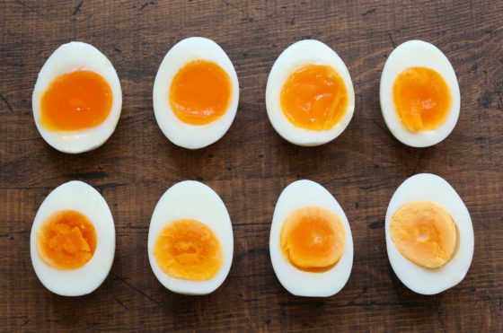 ゆで卵をレンジで作る。爆発しない！アルミホイルや市販グッズの活用法。