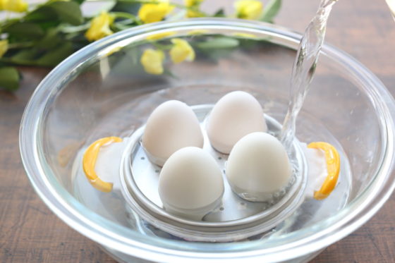 レンジで加熱したゆで卵に冷水をかける