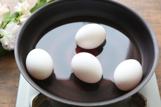 ゆで卵を水からフライパンで作る