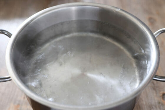 鍋に湯を沸かす