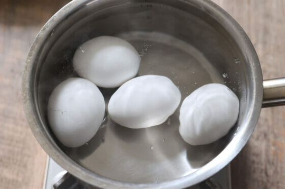 鍋に入れた生卵