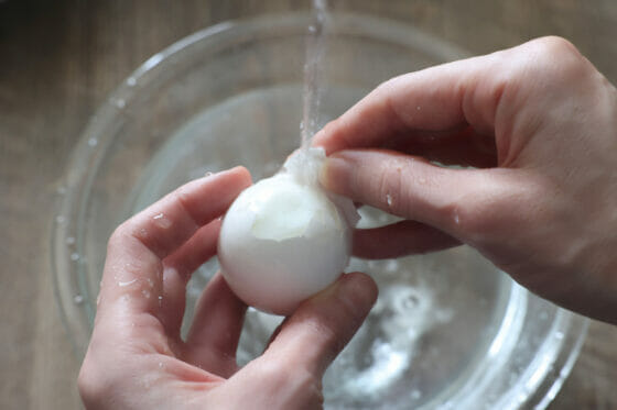 ゆで卵の殻と卵の間に水道水を当てる