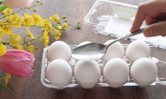 ゆで卵の殻むきを簡単にする方法。茹でる前にヒビを入れる