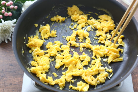 卵そぼろをフライパンで炒める