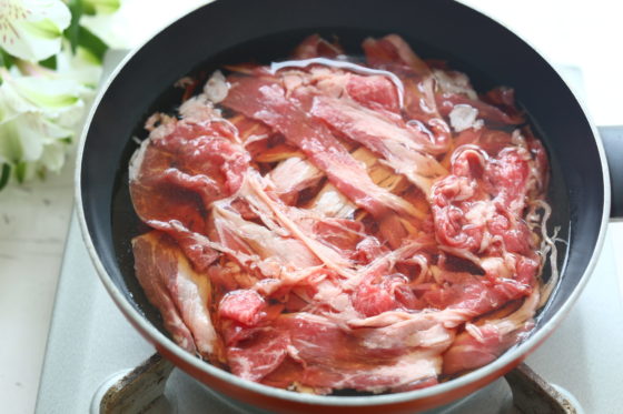 牛肉を鍋に入れる
