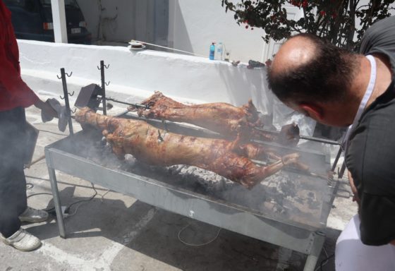 ギリシャの復活祭の子羊の丸焼き