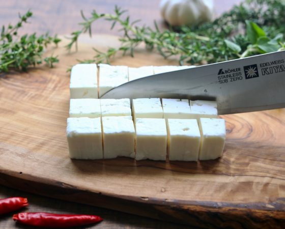 サイコロ状に切ったフェタチーズ