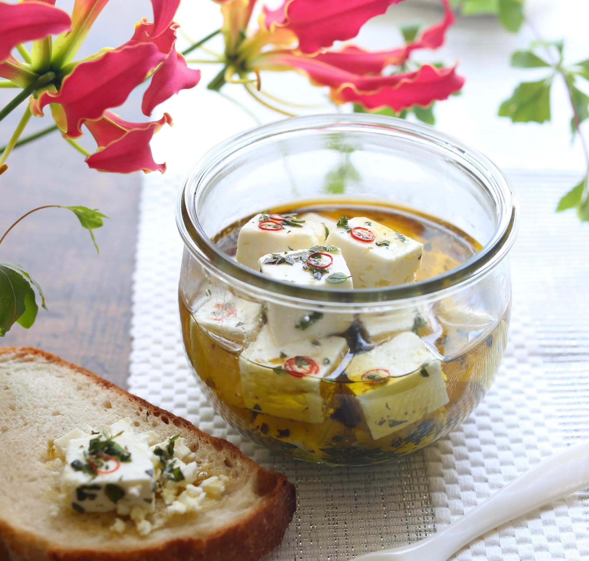 フェタチーズのオイル漬け。ギリシャチーズの人気レシピを紹介！ やまでら くみこ のレシピ