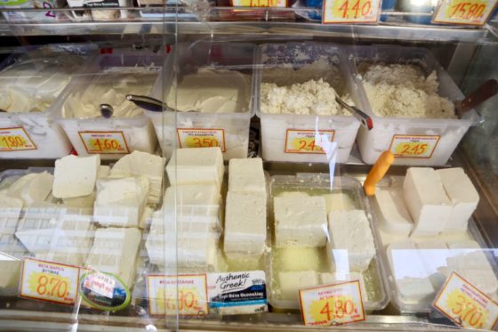 アテネの市場のフェタチーズ