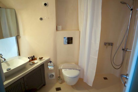 サントリーニ島・フィラのホテルStefani Suitesのトイレ・シャワールーム