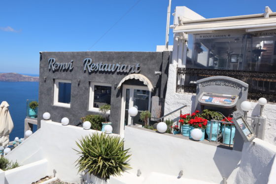サントリーニ島・フィラのRemvi Restaurantの外観