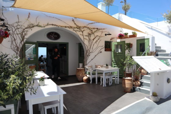 サントリーニ島・フィラのレストランTo Brikiの外観