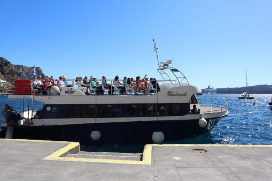 サントリーニ島・フィラのオールドポートのクルーズ船