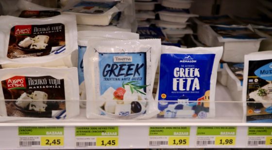 ギリシャのスーパーで売られているフェタチーズ