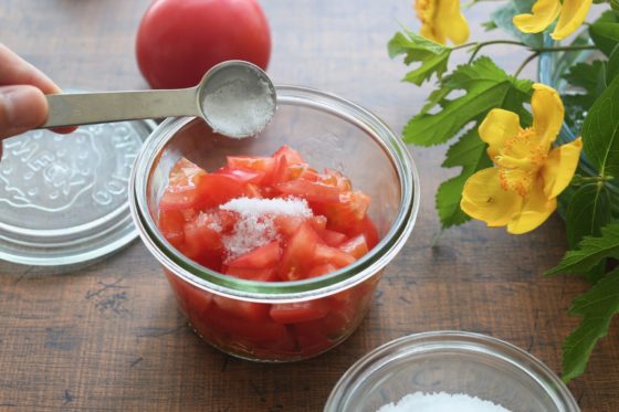 トマトに塩を加える