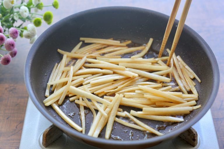 大根の皮のきんぴらレシピ。食べやすいマイルドな味！ご飯とも好相性。 やまでら くみこ のレシピ