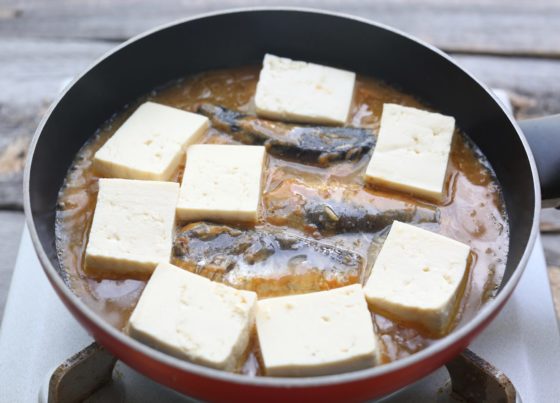 いわしの味噌煮と豆腐を煮る