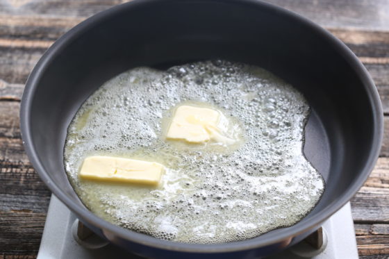 フライパンにバターを溶かす