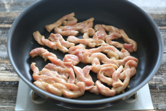 チンジャオロース（青椒肉絲）に使う豚肉を炒める
