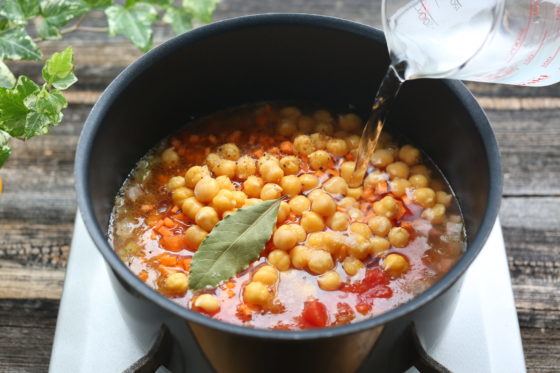 ひよこ豆のイタリアンスープの材料にトマトの水煮を加える