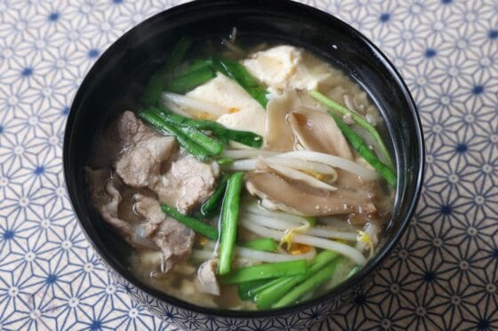 具沢山味噌汁｜包丁いらずで簡単！豚肉・舞茸・豆腐のボリューム満点レシピ