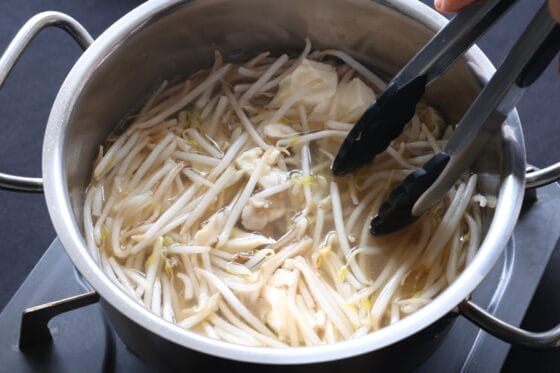もやしを加えて煮る