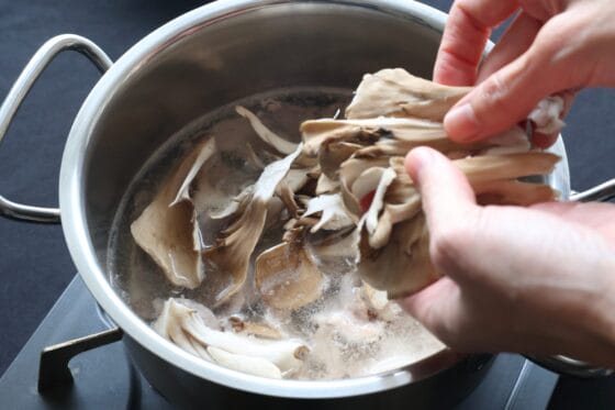 舞茸を手で裂いて加える