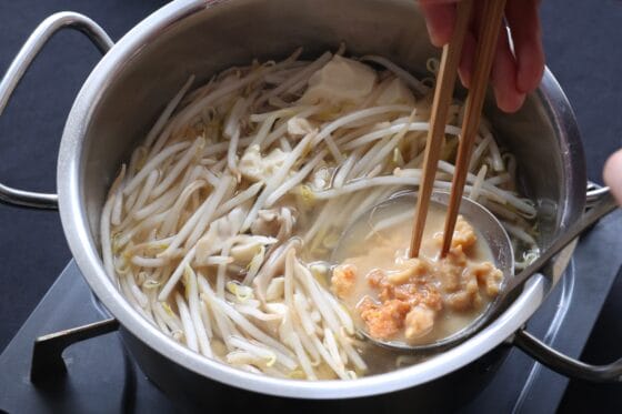 味噌を溶かし入れる