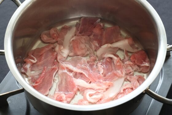 水を中火にかけてすぐに豚肉を加える