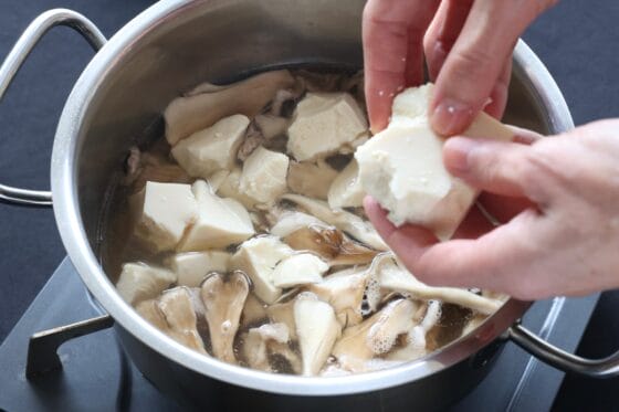 豆腐をちぎって加える