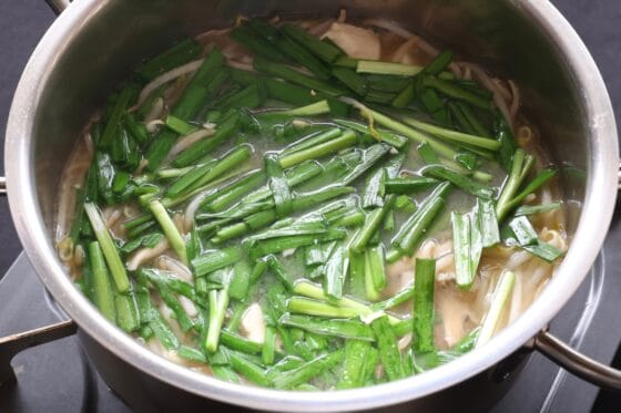 ニラを加えて余熱で火を通す