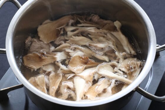 舞茸を煮て旨味を引き出す