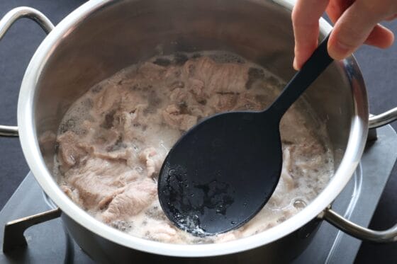 豚肉に火を通してアクを取る