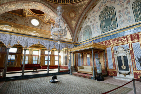トプカプ宮殿はイスタンブール観光の目玉スポット！見どころや歴史を解説。
