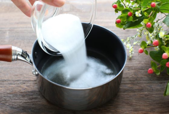 グラニュー糖・ハチミツ・水を鍋に入れる