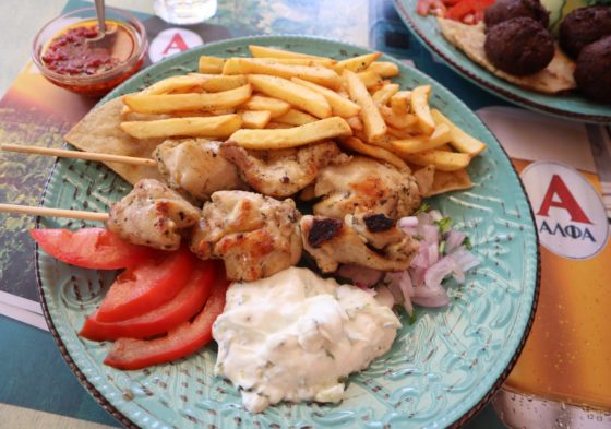 ギリシャ料理のスブラキのヨーグルトソース