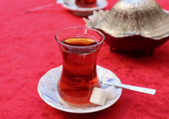トルコ紅茶「チャイ」の作り方や飲み方を解説！グラスやポットも紹介。