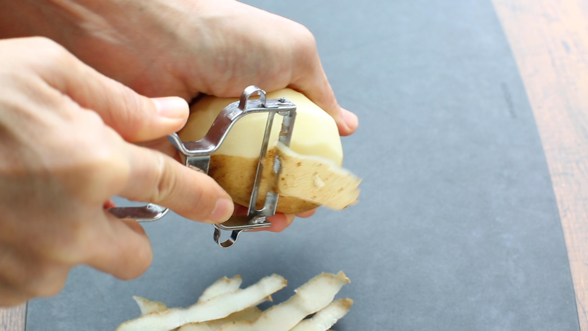 じゃがいもの皮をピーラーで剥く方法。皮むき器で時短&簡単。 やまでら くみこ のレシピ じゃがいもの皮をピーラーで剥く方法。皮むき器で時短&簡単。 やまでら くみこ のレシピ