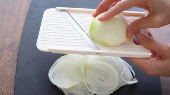 玉ねぎの薄切り 切る方向によって辛味が違う 切り方2パターン やまでら くみこ のレシピ