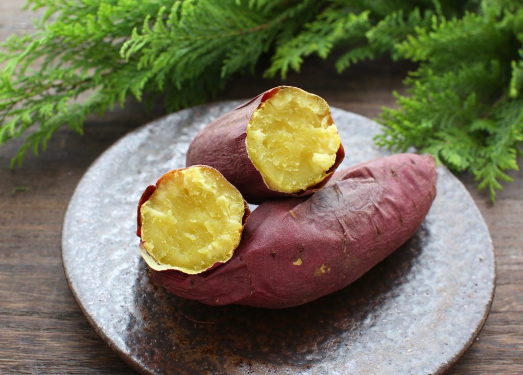 オーブンで焼き芋！さつまいもをそのまま焼くのがコツ。温度と時間を解説 | やまでら くみこ のレシピ