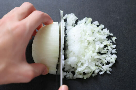 玉ねぎのみじん切り。包丁を使った基本の切り方！