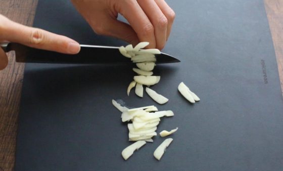 にんにくの薄切りの方法とコツ。芯取りも簡単！基本の切り方を紹介。